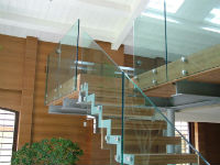лестницы с ограждениями из стекла