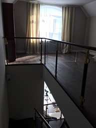 Лестница с ограждением из стекла №8