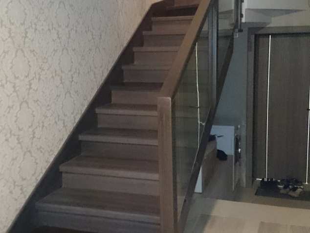 Лестница с ограждением из стекла №1