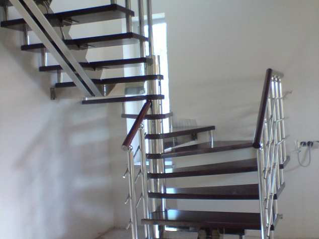 Лестницы с ограждением из нержавейки на второй этаж в Москве